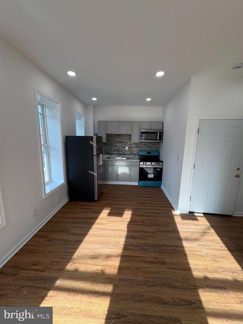 547 N 8th St, READING, PA, 19601-4111 | Card Image