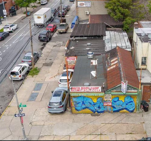 23 40th Ave, Long Island City, NY, 11101-3905 | Card Image