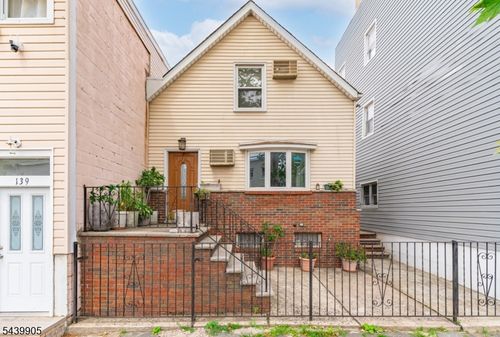 141 Walnut St, Newark, NJ, 07105-1213 | Card Image