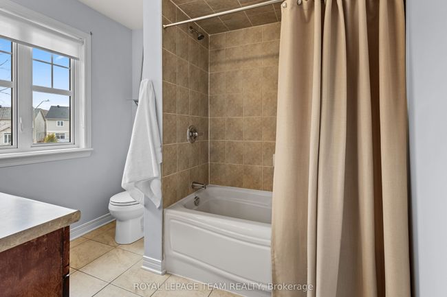 817 Feather Moss Way, House other with 4 bedrooms, 4 bathrooms and 4 parking in Gloucester ON | Image 31