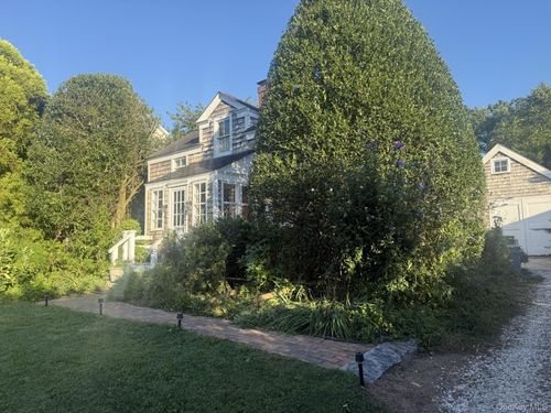 28 Bowden Sq, Southampton, NY, 11968-3302 | Card Image