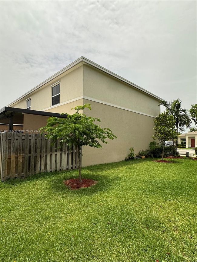 495 Ne 5 Th Way, Townhouse with 3 bedrooms, 3 bathrooms and null parking in Florida City FL | Image 5