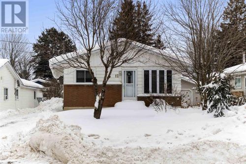12 Vera St, Sault Ste Marie, ON, P6B5M8 | Card Image