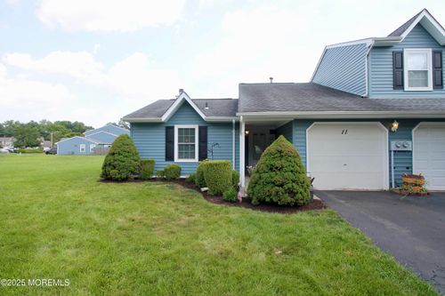 11 Farragut Sq, Freehold, NJ, 07728-3748 | Card Image