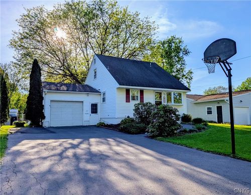112 Pinewood Dr, Liverpool, NY, 13090-2212 | Card Image