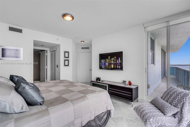 APT-1002 - 1881 79 Th Street Cswy, Condo with 2 bedrooms, 3 bathrooms and null parking in North Bay Village FL | Image 20