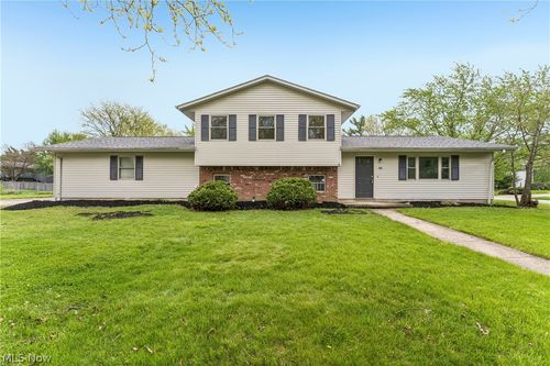102 California Ave, Elyria, OH, 44035-8206 | Card Image