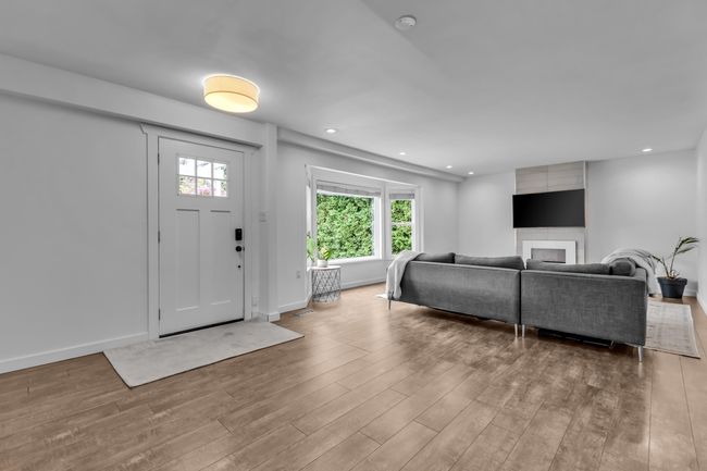 12033 261 St, House other with 4 bedrooms, 3 bathrooms and 8 parking in Maple Ridge BC | Image 7