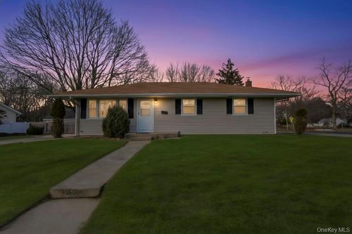 3 Radburn Ln, Port Jefferson Station, NY, 11776-1321 | Card Image