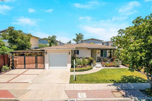 1067 Inglewood St, Hayward, CA, 94544-3711 | Card Image