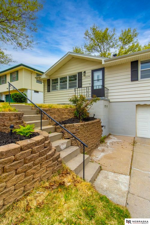 6634 Curtis Ave, Omaha, NE, 68104-1022 | Card Image