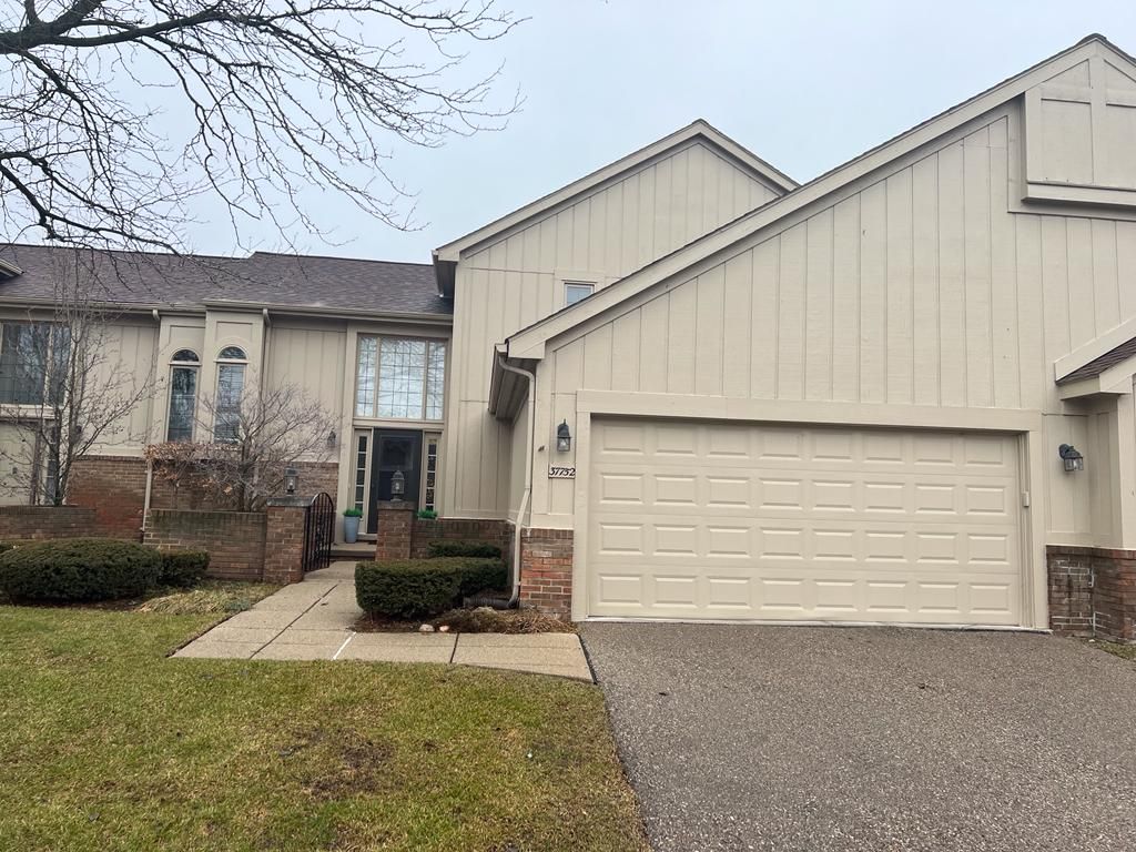 Laurel Park Dr, Livonia, MI 48152