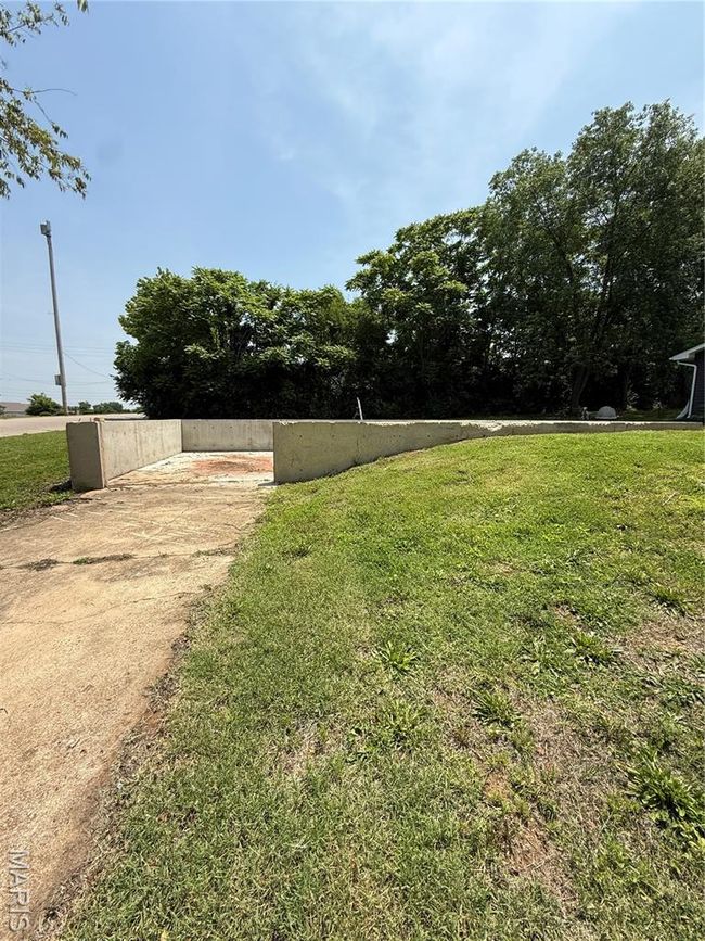 View of green lawn | Image 5