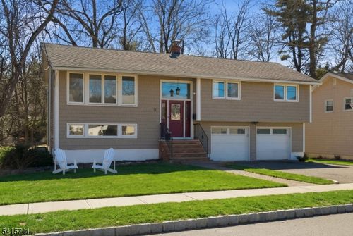 11 Willow Ter, Verona, NJ, 07044-1915 | Card Image