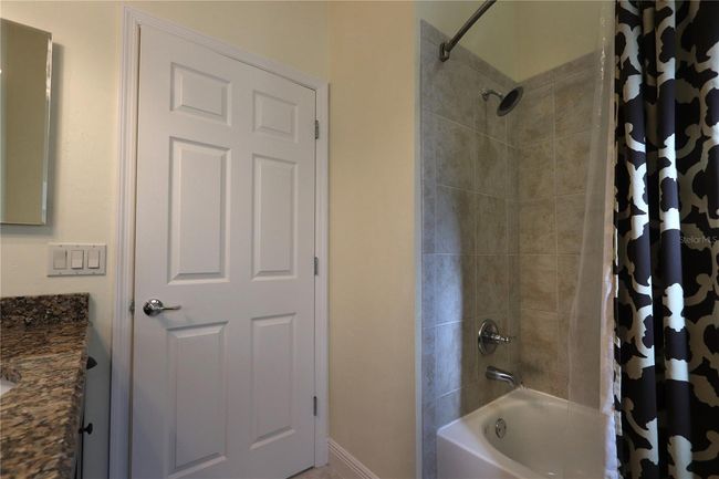 Guest bath tub/shower | Image 19