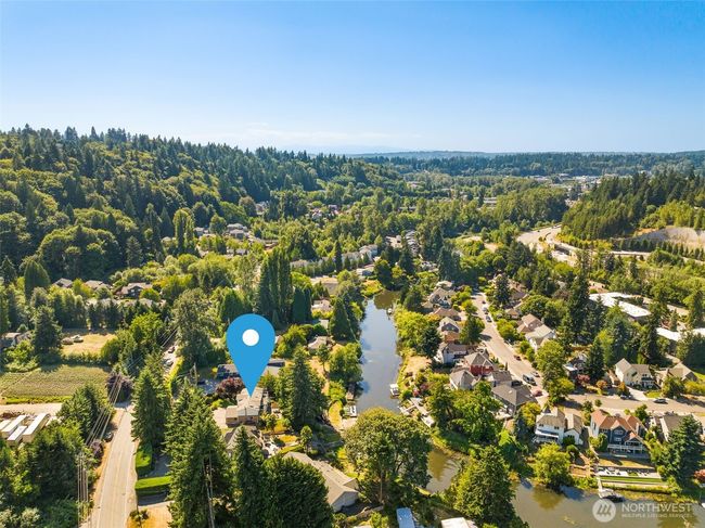 Step outside to adventure, with the Burke-Gilman Trail, wooded paths, and river access waiting just beyond your yard. | Image 33