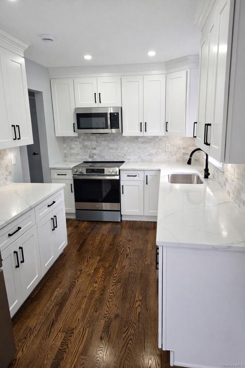 321 Oakford St, West Hempstead, NY, 11552-3220 | Card Image