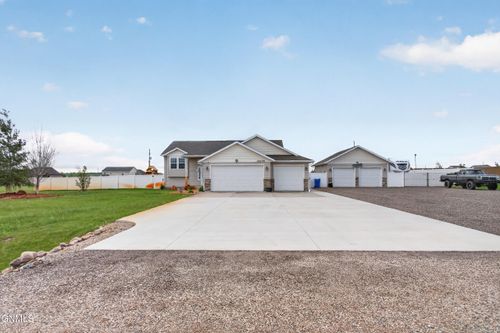 13676 Cherry St Nw, Williston, ND, 58801-9152 | Card Image