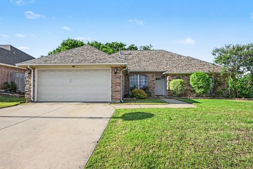 6700 Greenleaf Dr, North Richland Hills, TX, 76182-7044 | Card Image