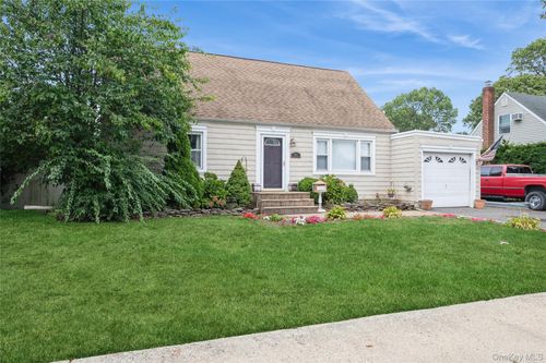 95 Clark Ave, Massapequa, NY, 11758-4924 | Card Image