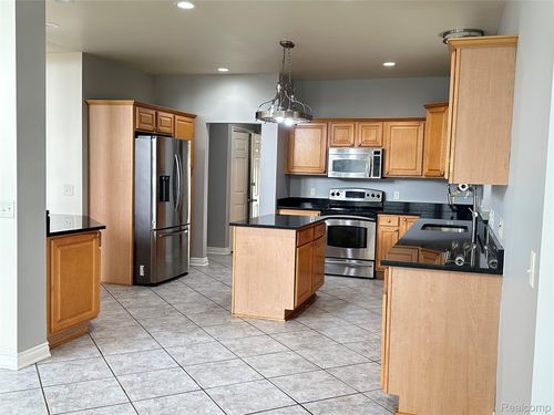 21642 Kendyl Ct, Macomb, MI, 48044-2281 | Card Image