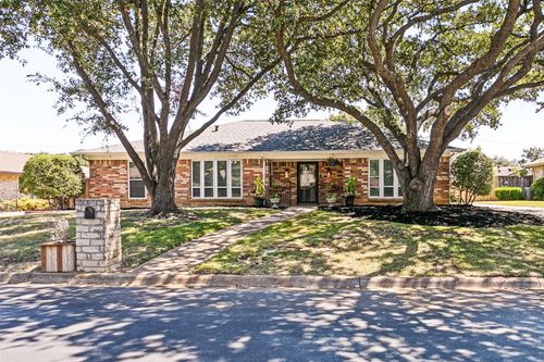 333 W Louella Dr, Hurst, TX, 76054-3530 | Card Image