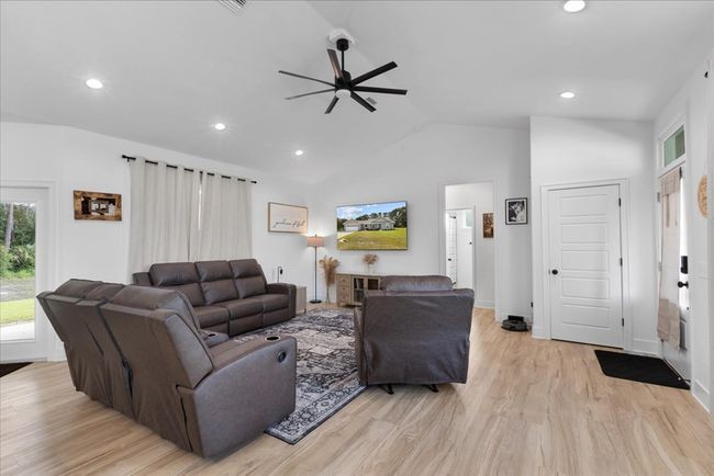 173 Sw 24 Th Ave, House other with 3 bedrooms, 2 bathrooms and 2 parking in Trenton FL | Image 5