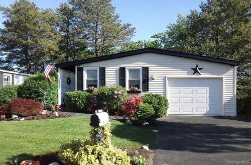 43 Village Cir S, Manorville, NY, 11949-9649 | Card Image