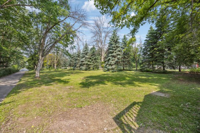Large lot on a street that does not have any through traffic. | Image 26