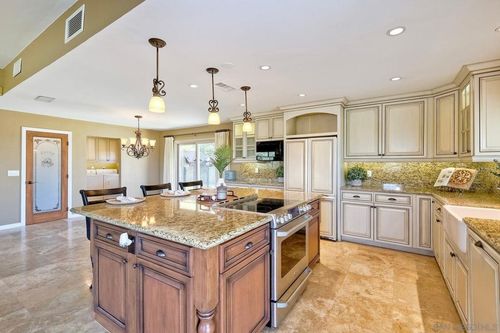 1070 El Paseo, Vista, CA, 92084-2410 | Card Image