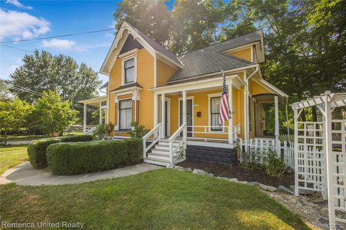 122 Chestnut St, Howell, MI, 48843-2107 | Card Image