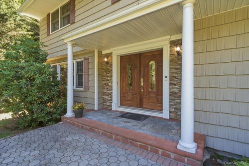 6 Redwood Dr, Dix Hills, NY, 11746-7712 | Card Image
