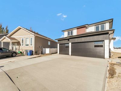 32 Somerside Way Se, House detached with 3 bedrooms, 2 bathrooms and 3 parking in Medicine Hat AB | Image 2