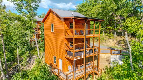 1868 Blue Tick Way, Sevierville, TN, 37876-8804 | Card Image