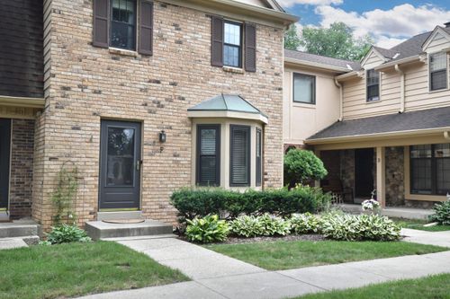 384 Willow Grove Dr, Pewaukee, WI, 53072-5638 | Card Image