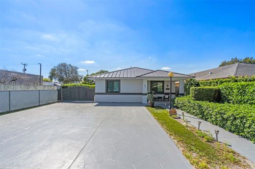 42 W 44th St, Hialeah, FL, 33012-4011 | Card Image