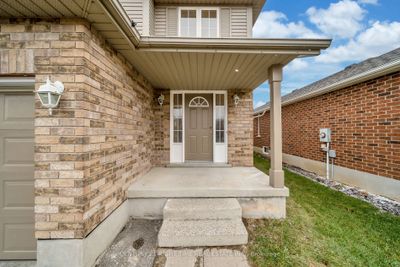 579 Chesapeake Cres, House other with 3 bedrooms, 4 bathrooms and 3 parking in Waterloo ON | Image 2