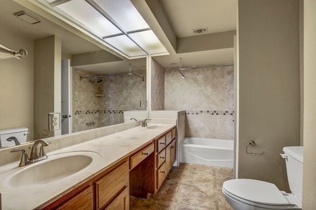 Double vanity with a tub/shower combination | Image 25