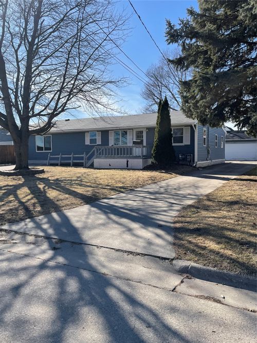 711 E 11th St N, Newton, IA, 50208-2213 | Card Image