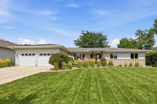 137 Elk Dr Se, Hutchinson, MN, 55350-3293 | Card Image
