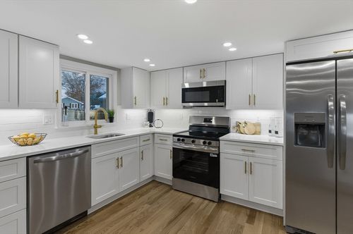 35 Oak St, Tewksbury, MA, 01876-4323 | Card Image