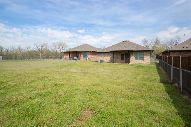 704 E Bullock St, House other with 3 bedrooms, 2 bathrooms and null parking in Denison TX | Image 20