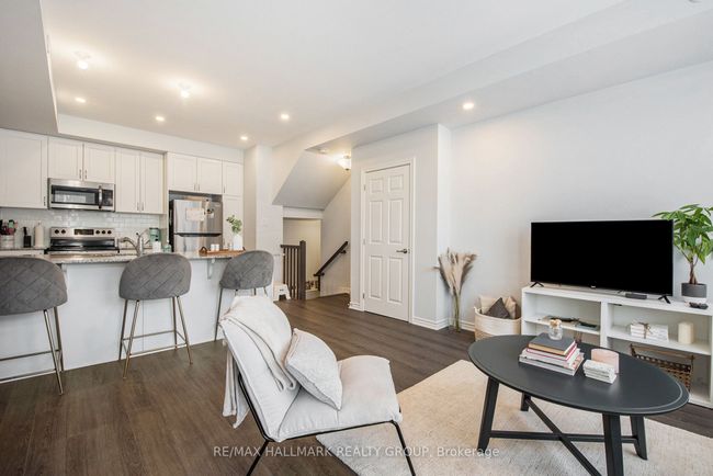 814 Mikinak Rd, Condo with 2 bedrooms, 1 bathrooms and 1 parking in Ottawa ON | Image 6