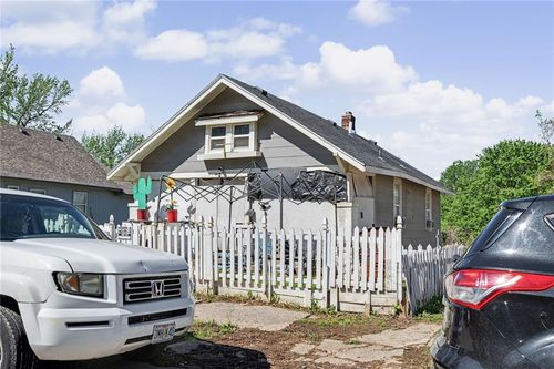 324 Bellaire Ave, Kansas City, MO, 64123-2024 | Card Image