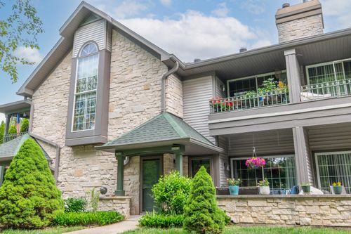 9258 W Kelly Pl, Hales Corners, WI, 53130-1644 | Card Image