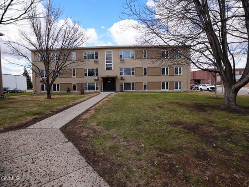 303 W Highland Dr, Williston, ND, 58801-4138 | Card Image