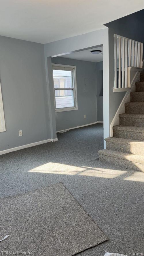 21144 Pinecrest St, Taylor, MI, 48180-1819 | Card Image