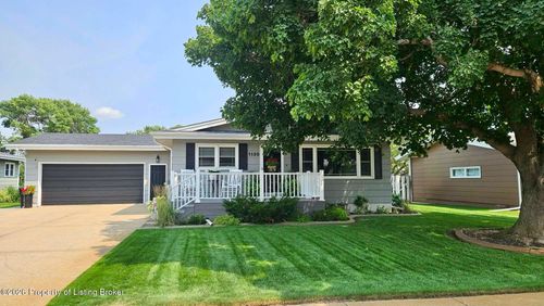 1130 12th Ave W, Dickinson, ND, 58601-3656 | Card Image