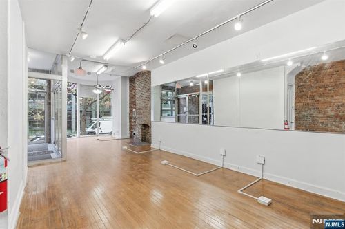 15 Warren St, Newark, NJ, 07102-3088 | Card Image