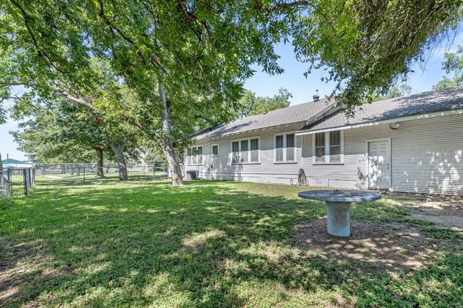 911 N Avenue C, House other with 3 bedrooms, 2 bathrooms and null parking in Elgin TX | Image 9